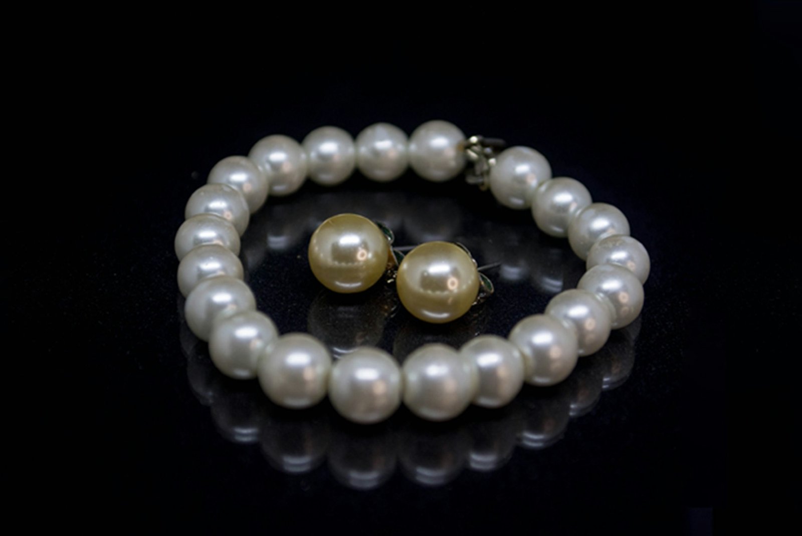 White pearls with a gold clasp